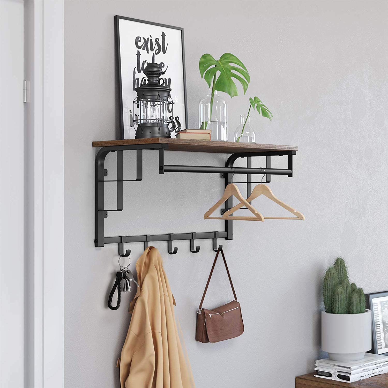 Smuk Hylde I Rustik Stil Med Garderobestang Og Knager 66x30x27 Cm